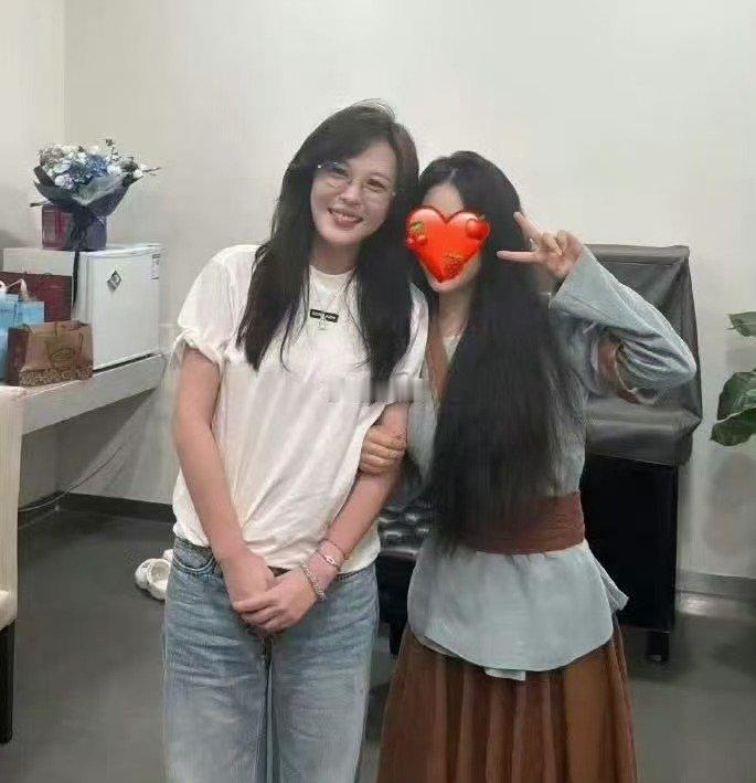 李金铭终于现身了网友偶遇李金铭 这次是网友偶遇她，把合影放出来了 