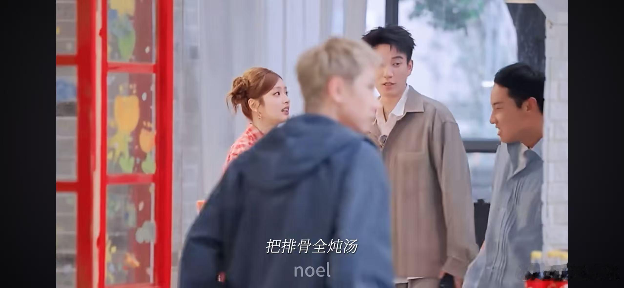 王子奇哥哥是一种天赋与生俱来的靠谱兄长气质，徐若晗徐志胜分别牵着他手臂撒娇，心心