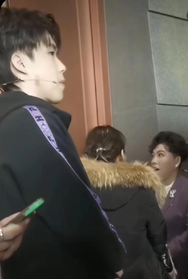 王楚钦与前辈邓亚萍一起参加首都院士专家新春联谊会当晚后台花絮。
王楚钦在后台做好