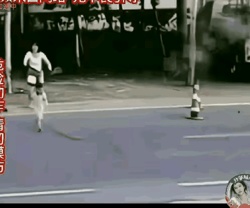 这家长心得有多大，过马路时竟然不牵住孩子的手？造成了本不该发生的车祸！这个视频告