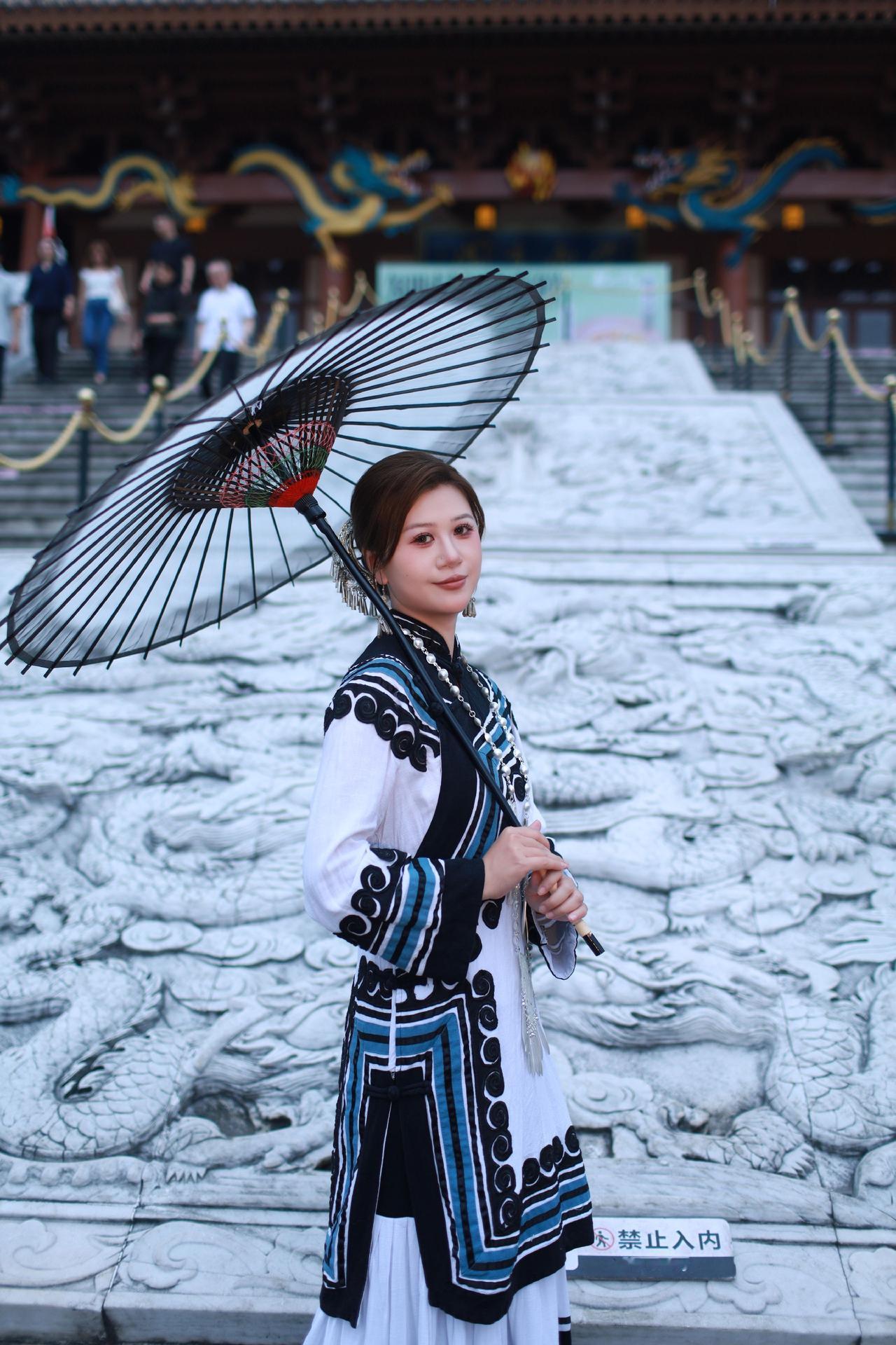 彝族姑娘。窑埠古镇的晚上没有一丝风。小姐姐急急忙忙出来拍照。在龙城阁下面随手拍了