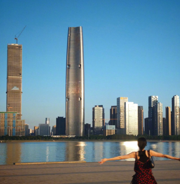 刘雯图中私服穿搭亮点，这组江边随拍里，刘雯的穿搭走松弛随性的超模日常风，上身是黑