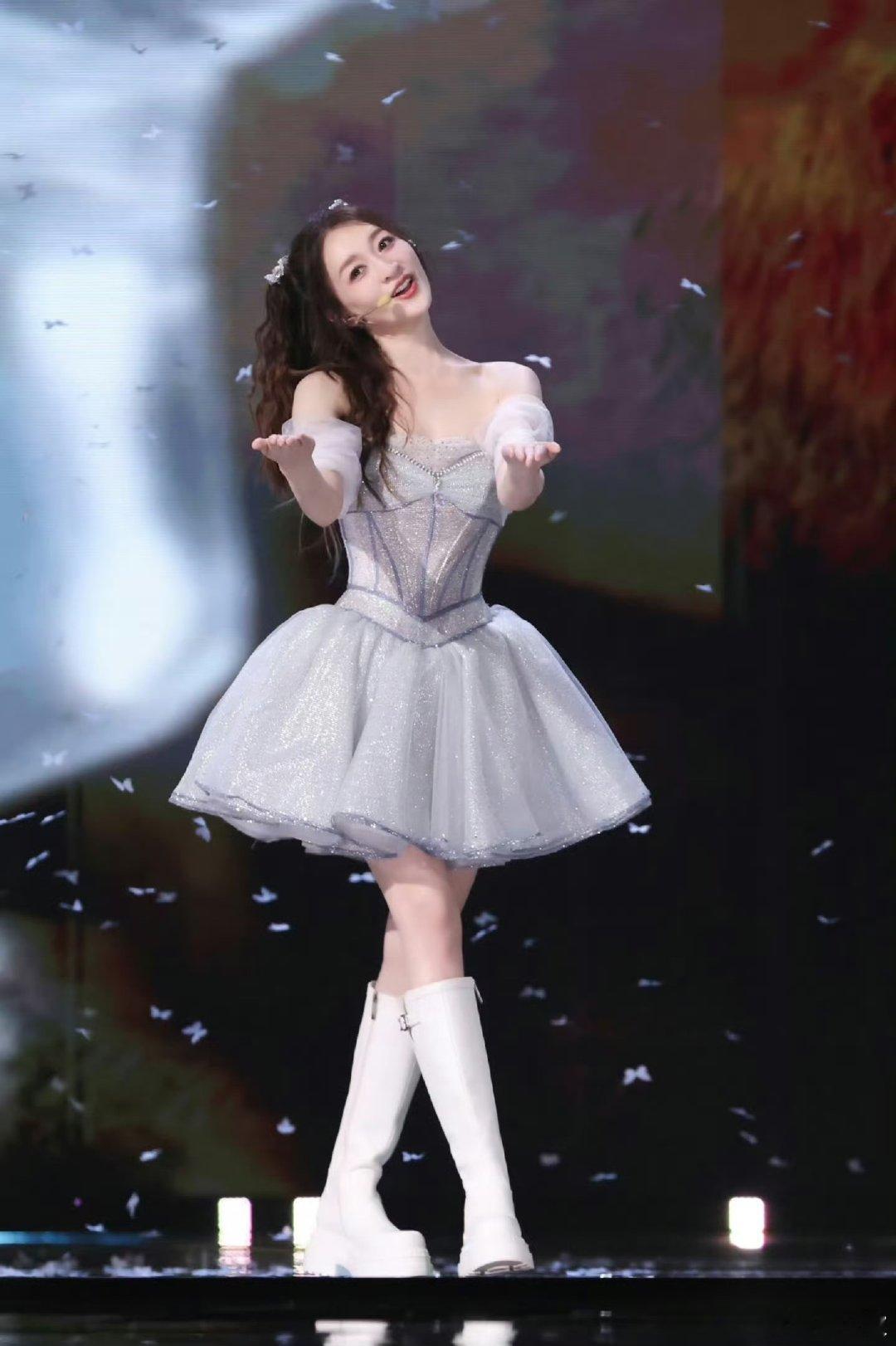 李小冉知道自己笑起来像森碟乘风2026轻松解锁软萌状态，被好好呵护之后尽显乖巧，