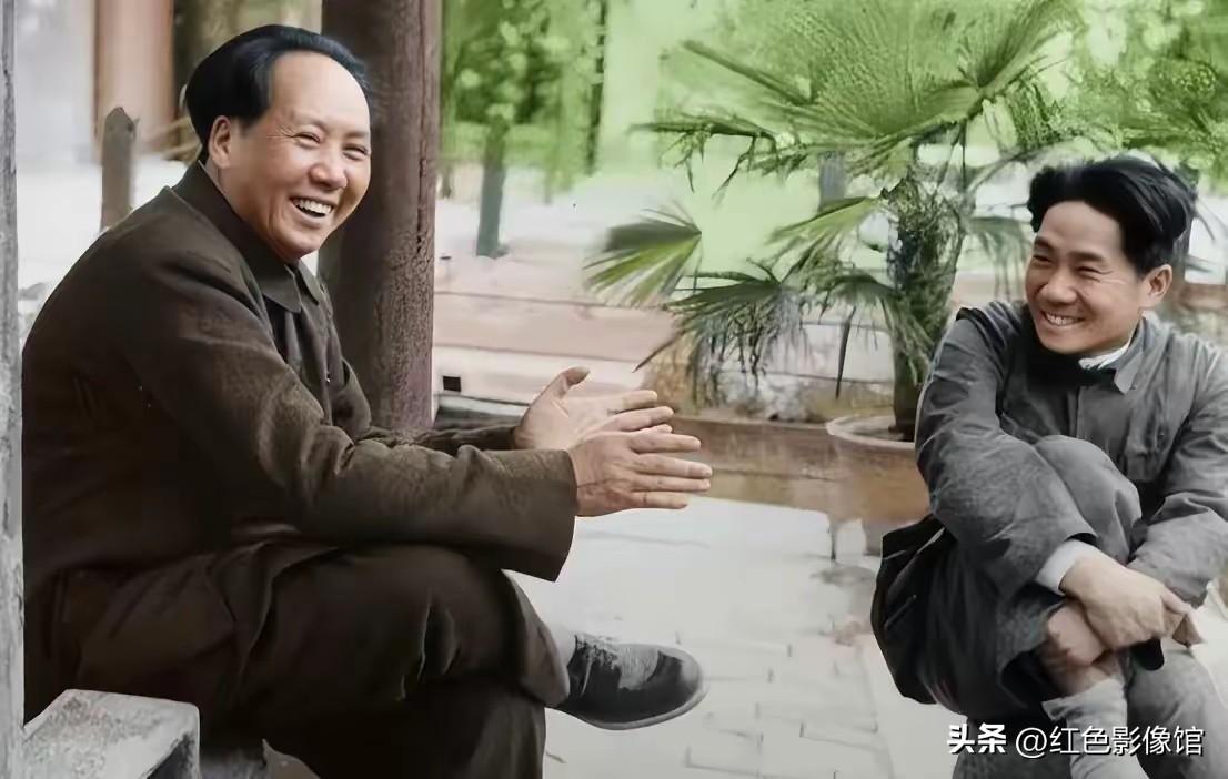 伟大的领袖，英雄的儿子
 
这张照片里，毛泽东与毛岸英并肩闲谈，二人眉眼舒展、笑
