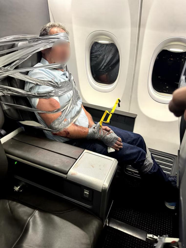 据美国航空公司和调查人员称，一名男子因涉嫌在美国航空公司航班上的不守规矩行为而被