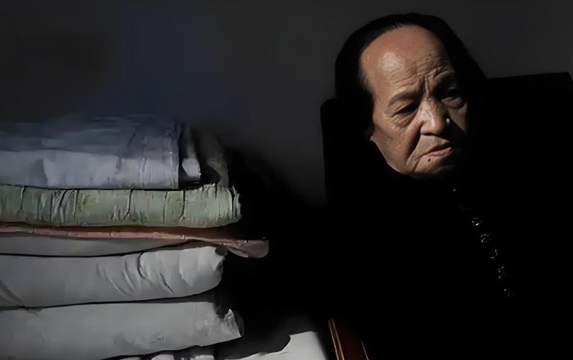 1943年，80名下乡“扫荡”的日军抓住14岁的万爱花；当他们撕扯掉她的衣服就要