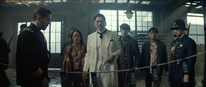 唐探1900福尔摩斯开头点出真相  被《唐探1900》狠狠拿捏，开场不到十分钟，