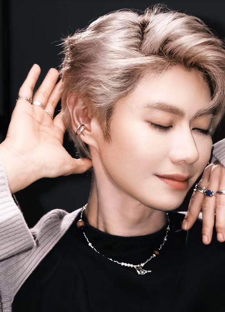 提醒大家一下
​
千万不要被演员赵荀给骗了
​
他表面上看起来是很帅
​
这开头