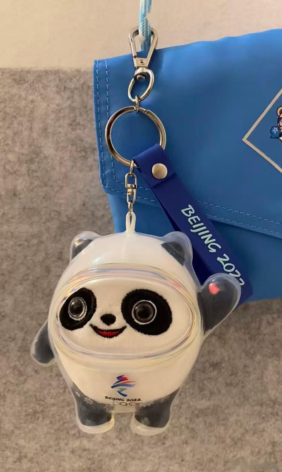 一代人有一代人的挂件从前觉得包包挂东西累赘，如今彻底真香。没有挂件的包出门总觉得