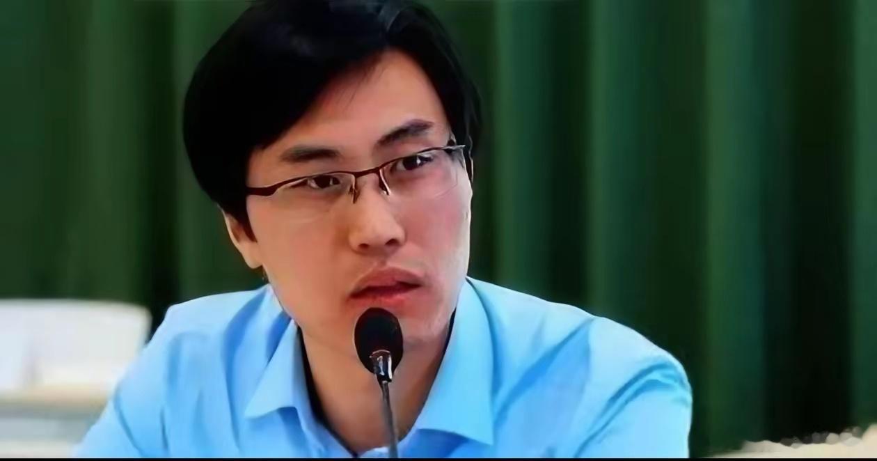 照片上人叫赵通，清华大学毕业，给美国献上如下毒计对付我们：1.挑拨离间，妄图制造