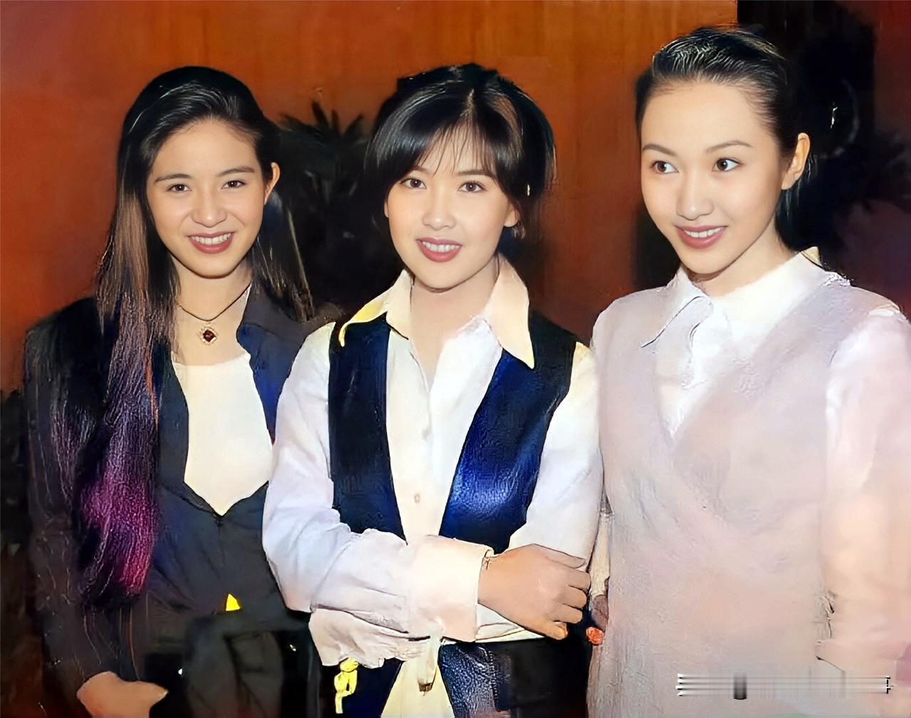 周慧敏和黎姿合影，还有一位美女更漂亮，就是不认识是谁？