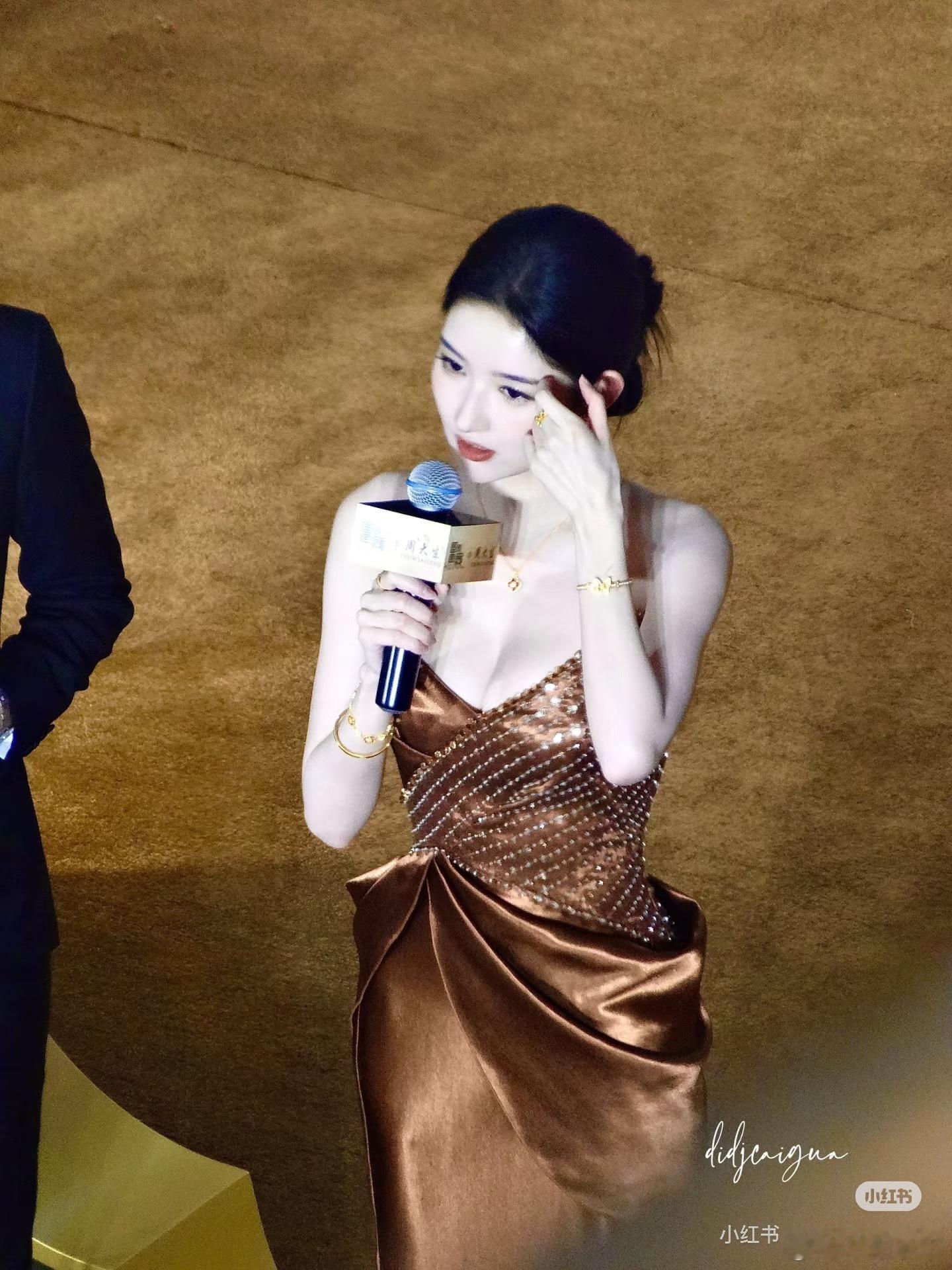 好喜欢王玉雯的身材，高白瘦又有料好喜欢😍 