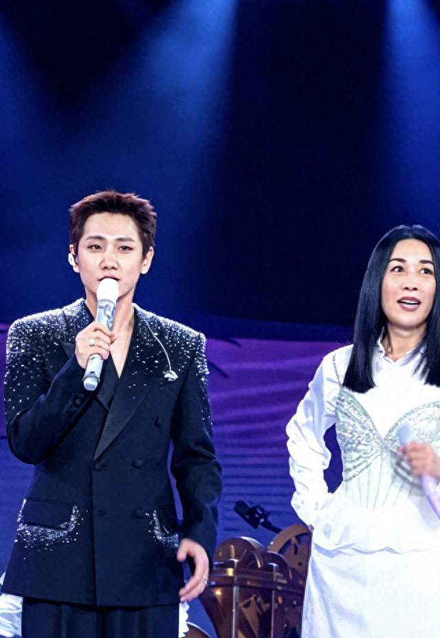 汪苏泷演唱会大惊喜！那英空降，俩人唠嗑笑翻全场
