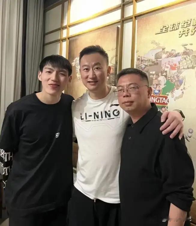 球迷天真了！浙江总经理方俊赛后与刘维伟、吴前等聚餐合影，配文：场上场下，都是兄弟