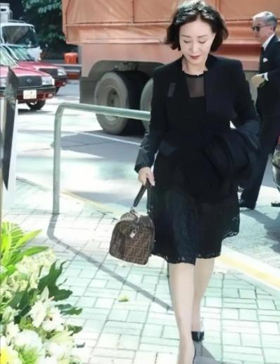 隐忍43年，独霸70亿家产，她拔掉电话线让私生子净身出户
在豪门恩怨里，原配的结