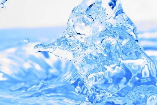 都说女人似水，可厉害的女人从不是柔到没骨头的软柿子。她们对自己够狠，该吃苦时不喊