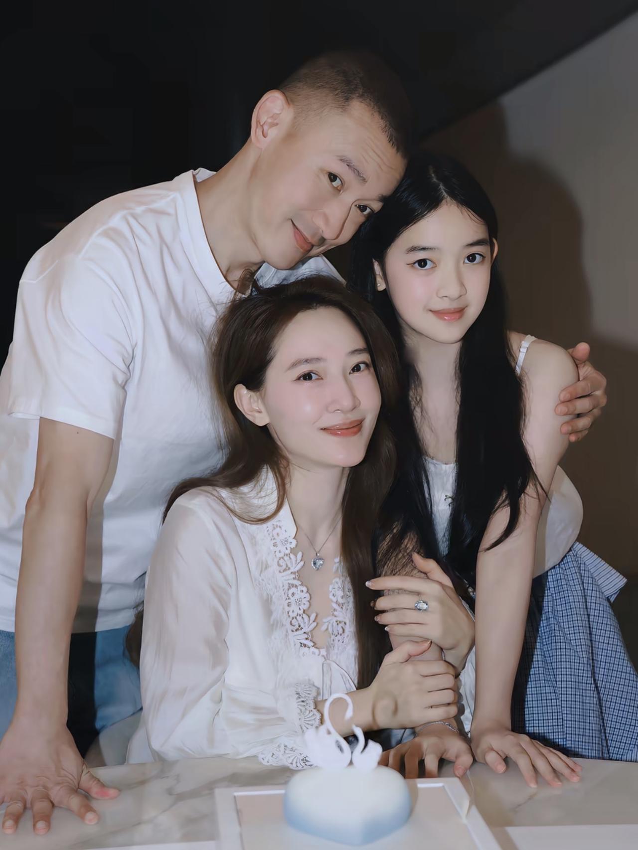 近日，秦子越晒一家三口合影，老公和女儿为她庆39岁生日。

12岁的聂子一这个夏
