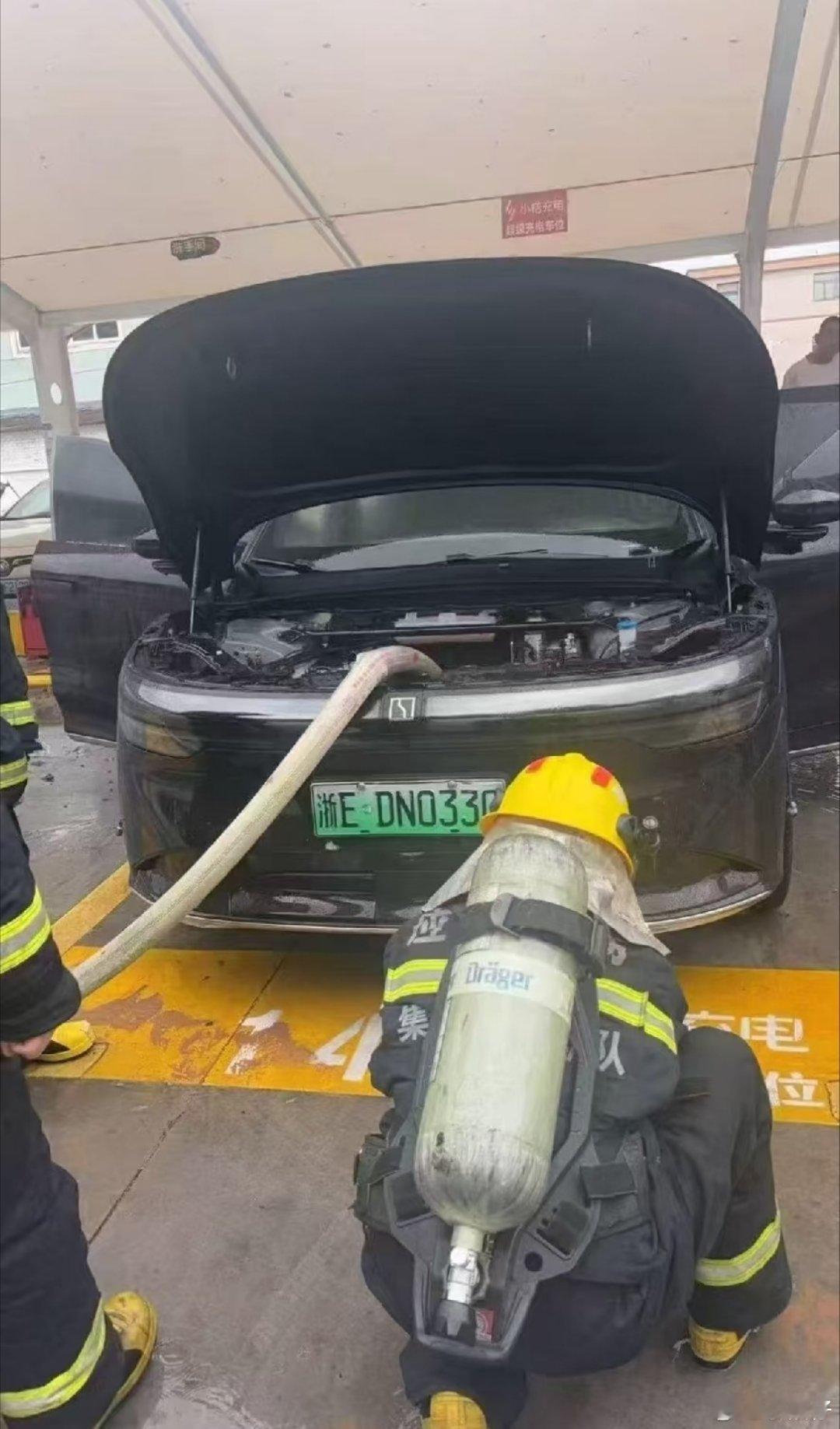 原来对极氪7X印象挺好的，怎么充电充起火了？起火位置是从后轮位置冒烟→火花四溅，