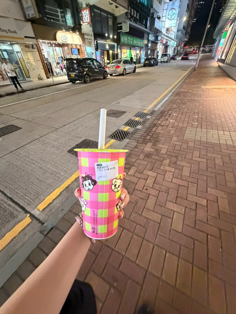 去香港要喝这一杯万波铁观音奶茶五分糖➕黑波霸，不是黑糖波霸是黑波霸，连喝三天[馋