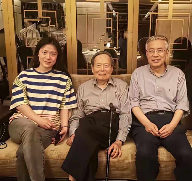 杨振宁的二婚妻子翁帆，是原配的替身吗？儿子和后妈长得好像。
杨振宁的第一任妻子杜