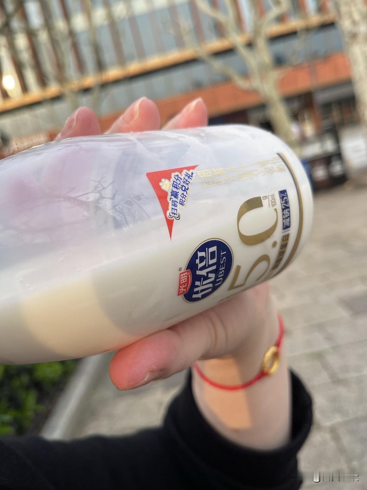 我喝奶上瘾。

那天下午兜风到复兴公园，觉得嘴干。

小超市里买一瓶冰牛奶，
呼