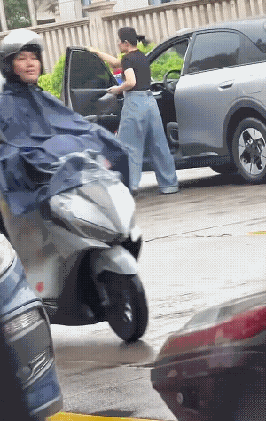 这种行为会被定义为互殴吗？被打被骂到底应不应还手还嘴？
26.4.22福建一女司