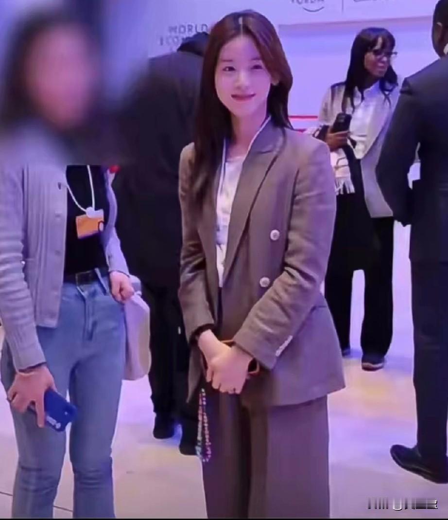 刘强东携京东CEO许冉参会
章泽天则以投资人与公益人士的身份出席，绝非单纯陪衬。