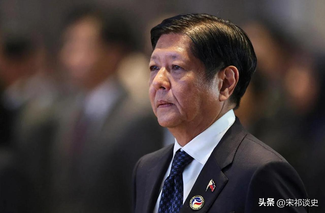 菲律宾总统马科斯，把自己玩成了国际笑话！
边在南海疯狂挑衅中国，又哭着求中国“救