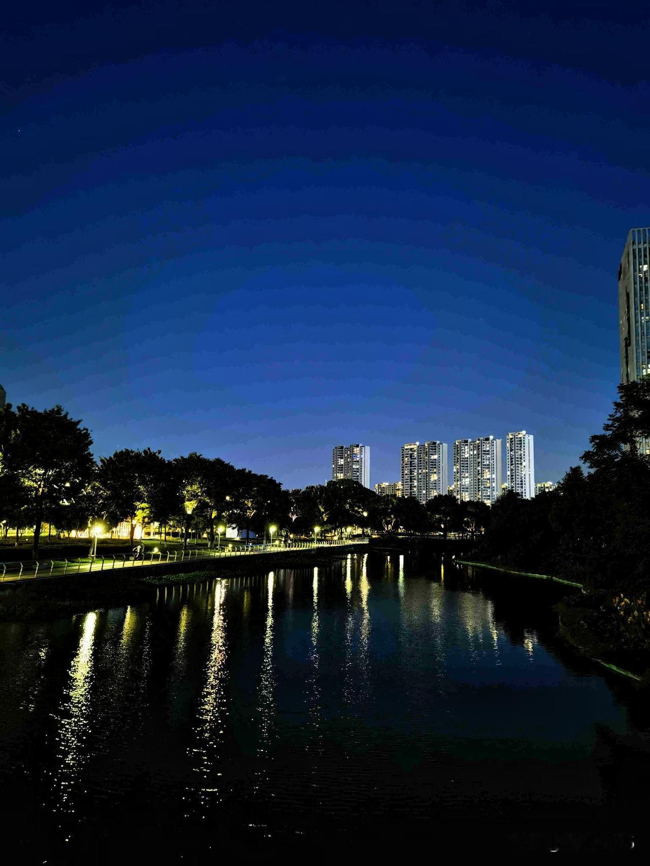 我的今日状态：😁轻松愉快
我这里的天气：☀️晴天。夜幕降临，深邃的天空下，灯火