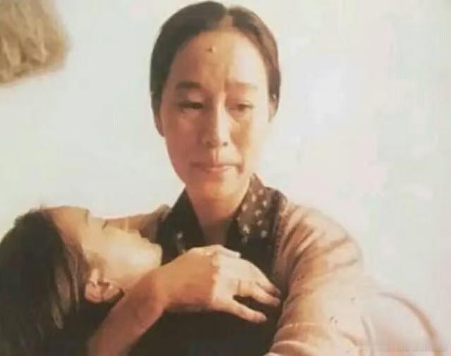 周迅奚美娟自然衰老好美 属于演员的浪漫。昔日戏中母女，一同奔赴釜山电影节，时光带