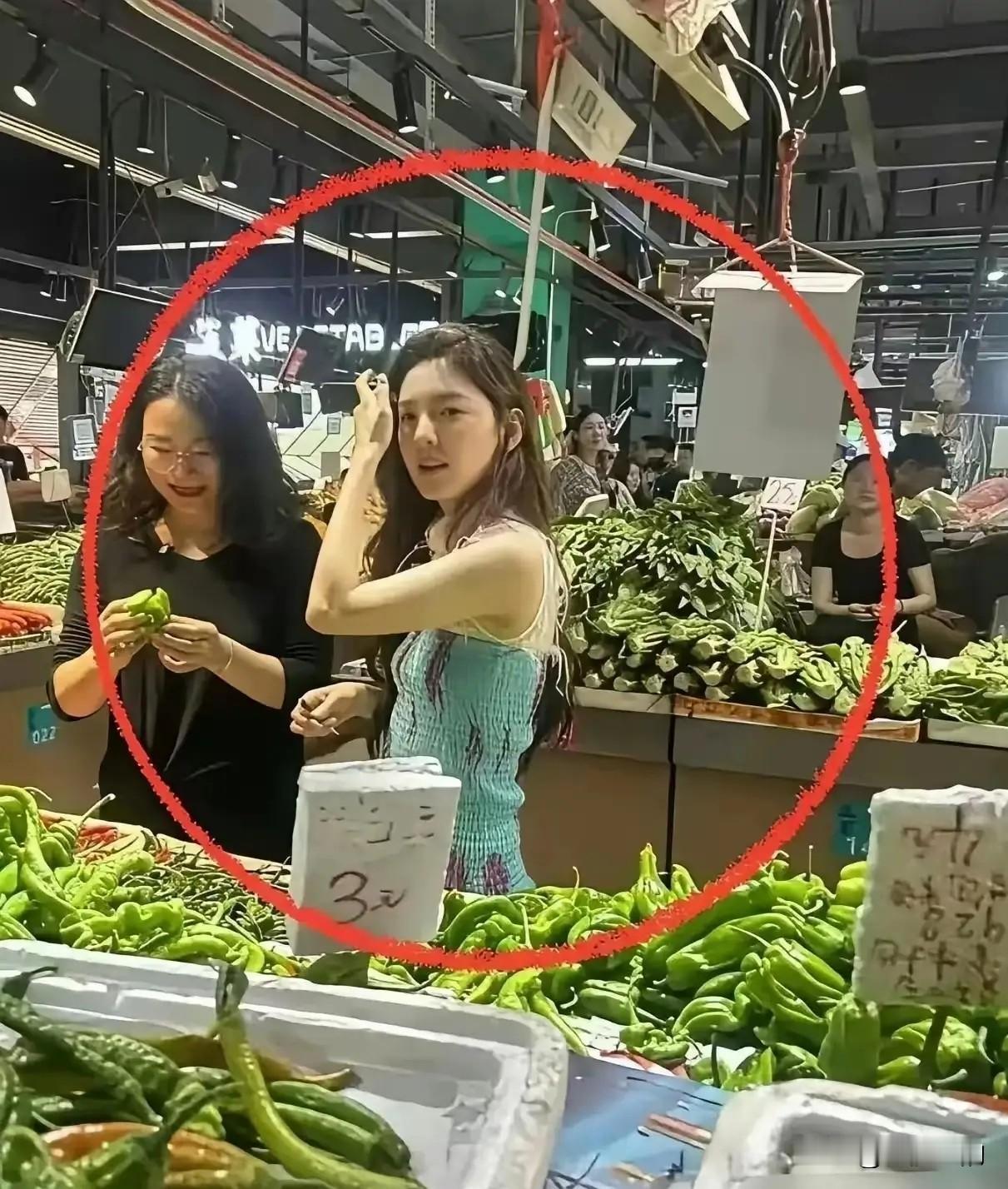 这怎么看这么像章若楠，这大明星这是去买菜去了，还是娱乐活动呀。大明星就是大明星和