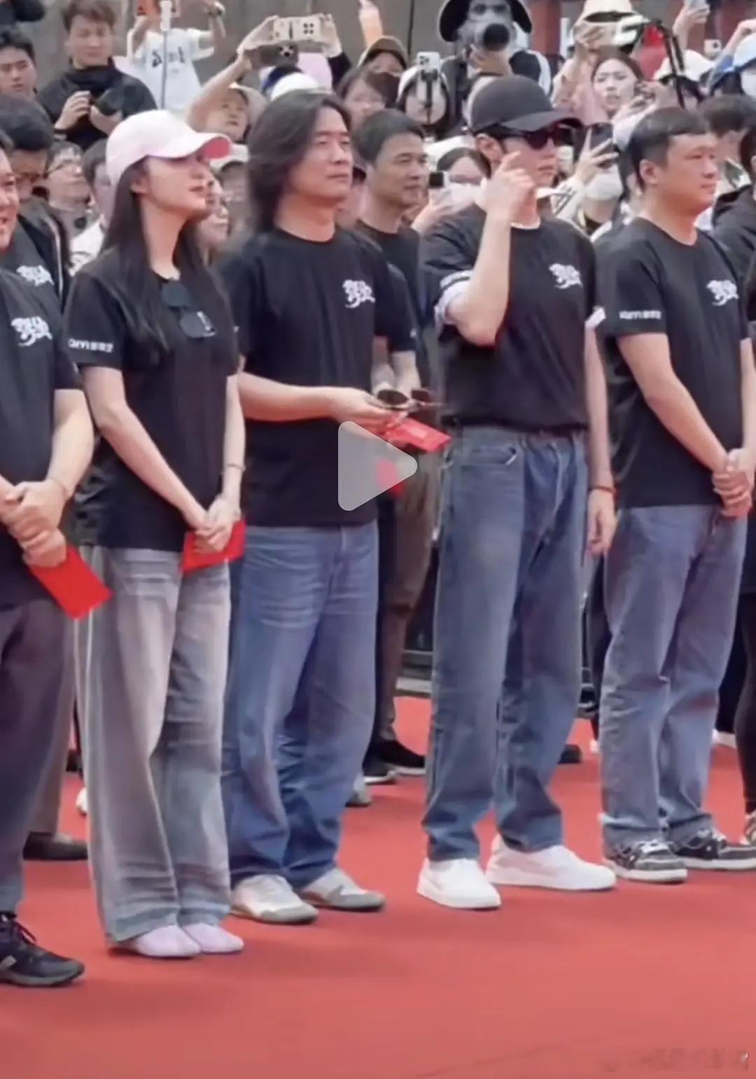王楚然人美心善，每次都穿巨平底的鞋