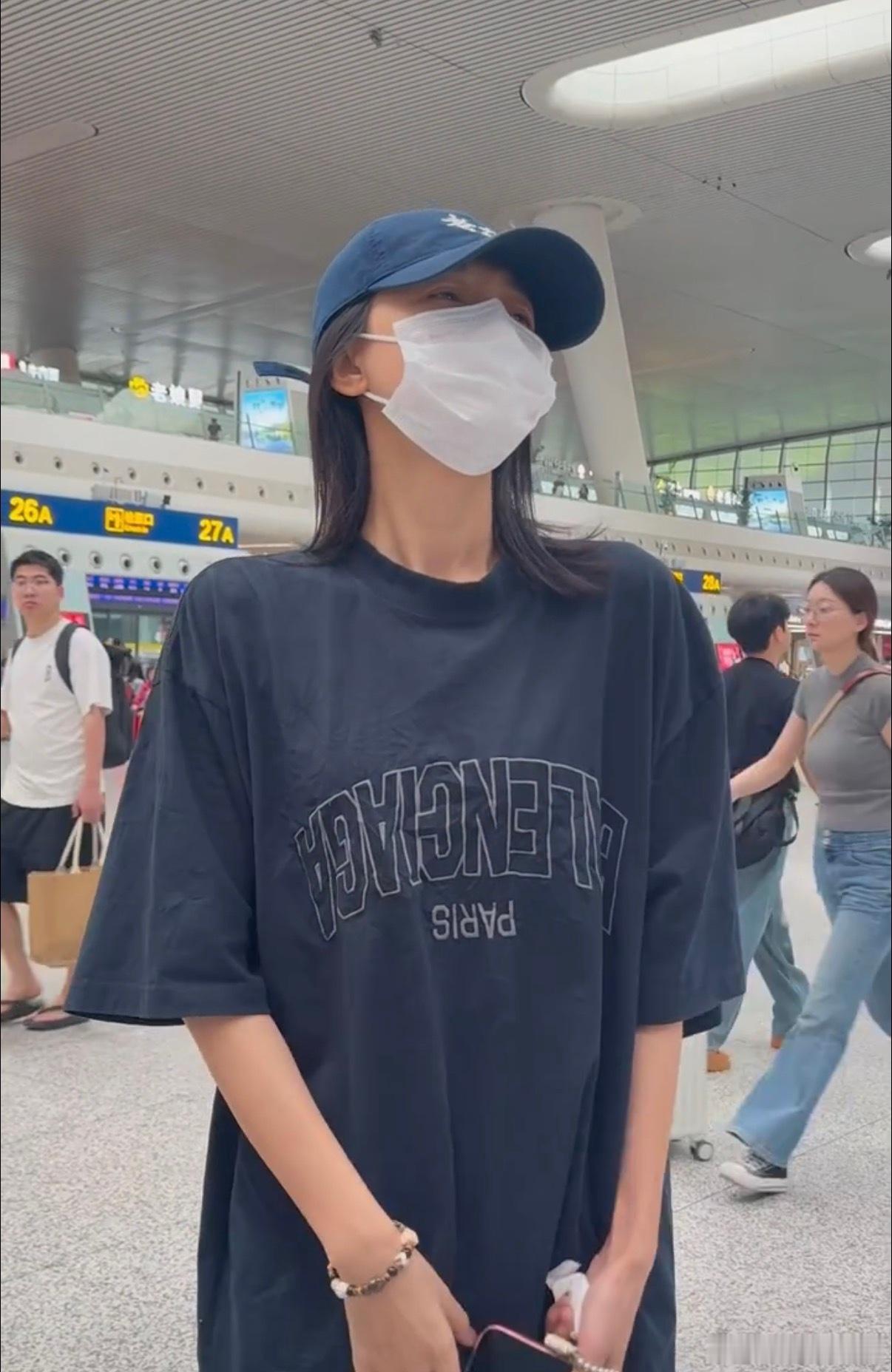 孙怡戴了粉丝送的手链 孙怡乖乖戴上粉丝送的手链，对粉丝的心意太重视了，就是姐姐你