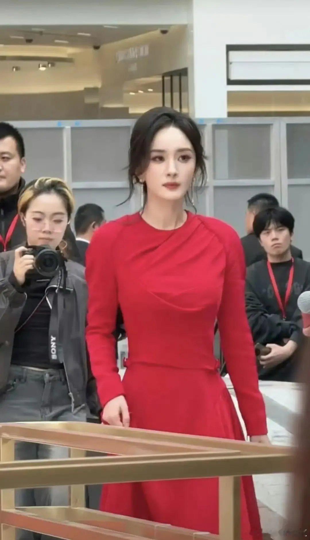 85花顶流同一天参加活动，在时尚这一块，杨幂还是赢过了赵丽颖。不过两人本来就是不