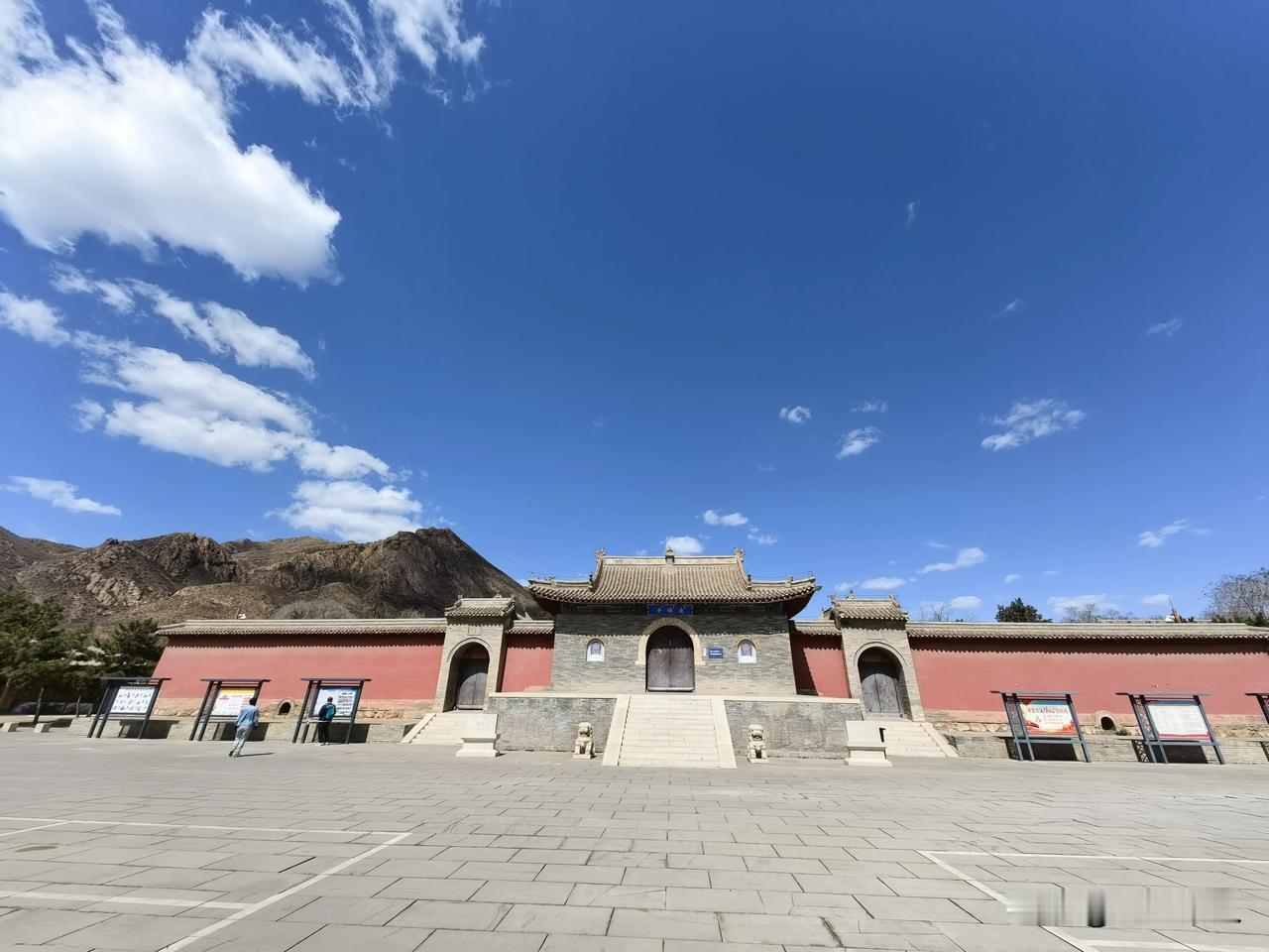 去乌素图看什么？呼四月出游，到呼和浩特不要错过诗意般的“杏花谷”，粉红雪白的花朵