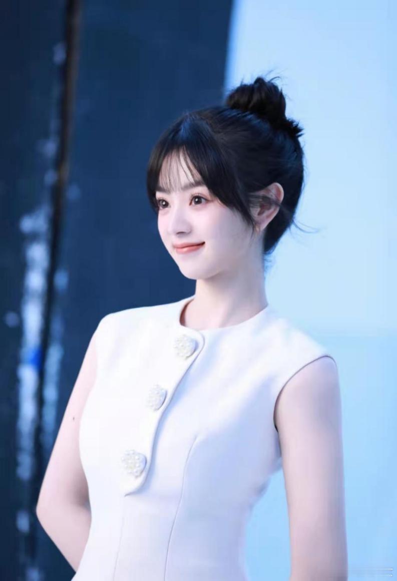 田曦薇直播辟谣恋情传闻田曦薇一身简装，毫不遮掩地澄清：“就是《天才女友》剧组聚餐