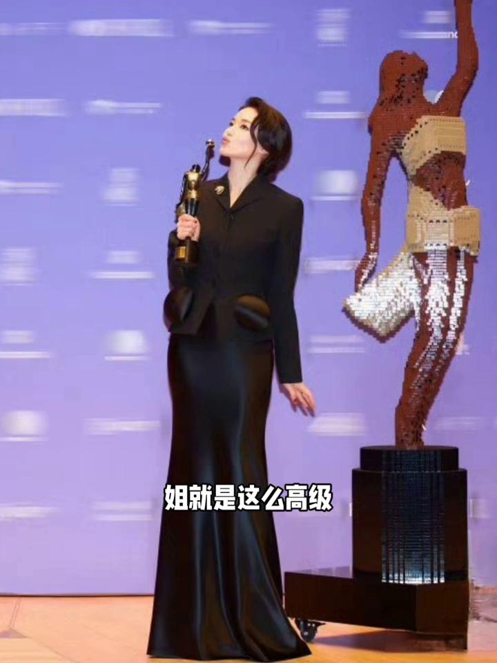 舒淇香港电影金像奖穿搭造型解析。
舒淇在2026香港电影金像奖上的造型依然是简单