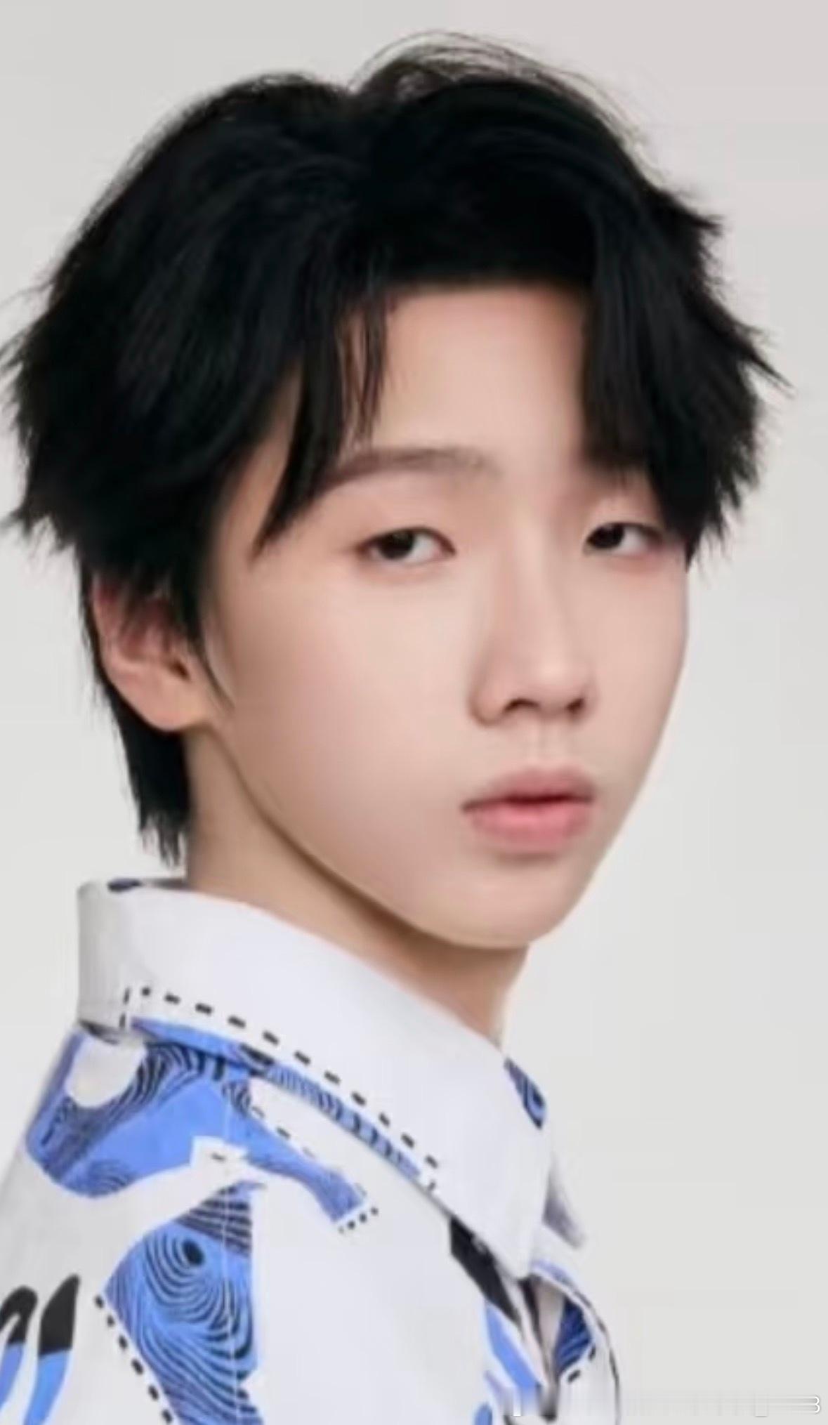 这个一看就是刻意的吧！边上这么多手机在拍他不可能不知道藏着点！陈思罕wwzz啊！