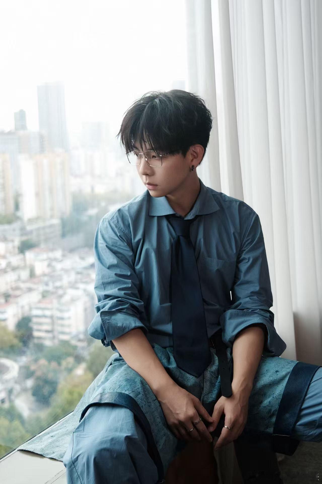 胡夏放晴唱给低谷的人 他唱“前方会有晴空等着我”时，不是空喊口号，是真的相信。听