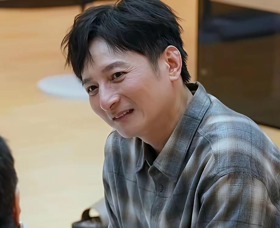 快50岁的李维嘉
没结婚，没生子
却被张泉灵问到自己遗产要传给谁时，李维嘉是懵的