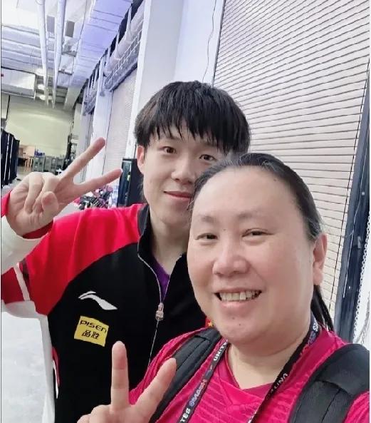 虽然不太清楚同框伙伴是谁，但光笑容太有亲和力，隔着屏幕都能感受到这份快乐～赛场外