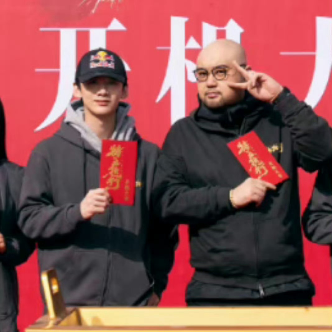 邢导儿这次怎么变腼腆了，不比耶了[嘻嘻] ​​​