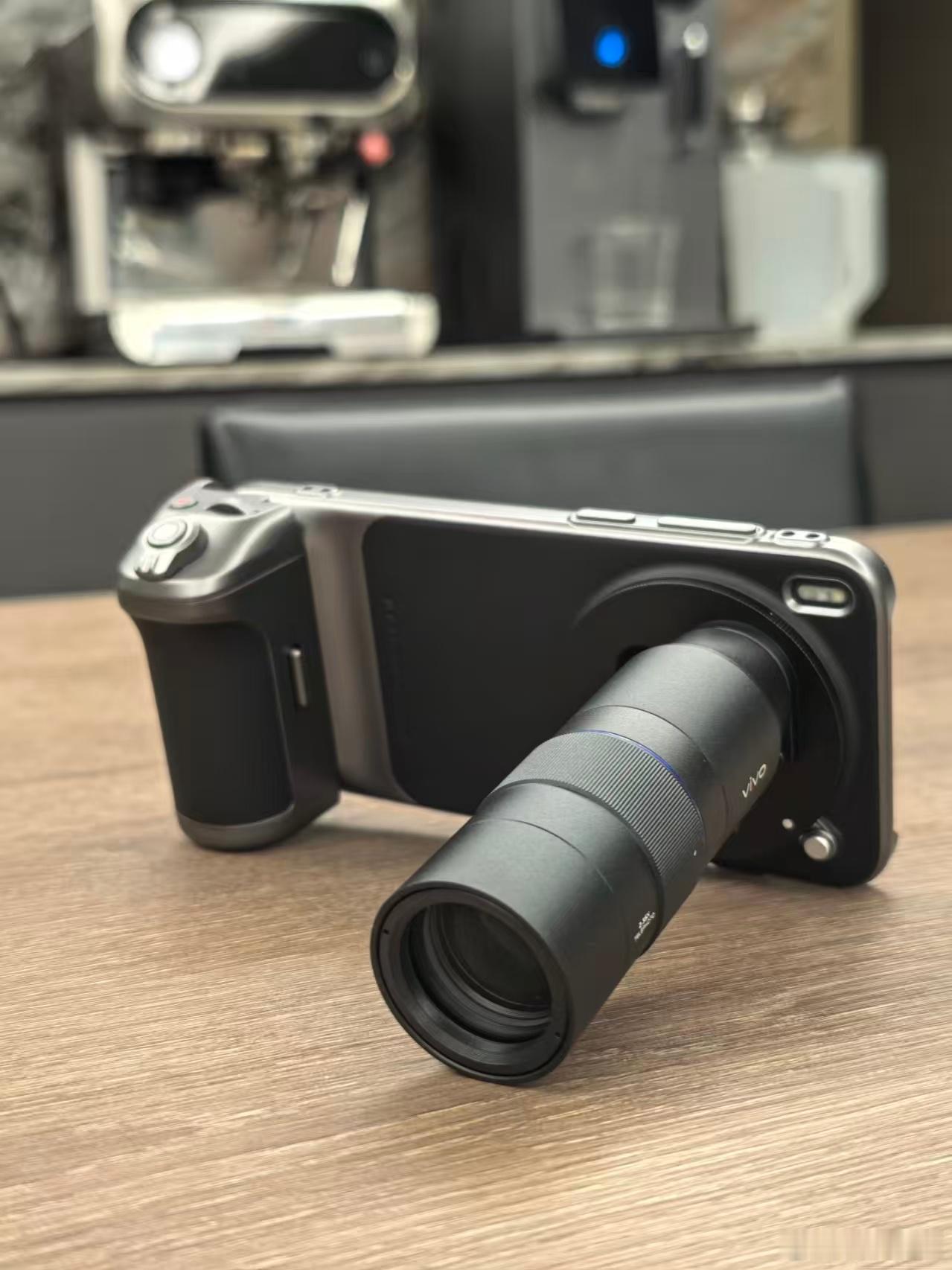 增距镜为何能成为演唱会外挂 经常看演唱会的朋友应该都懂，山顶座想用手机拍清舞台基