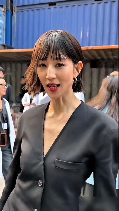 这发型师是不是跟她有仇，但凡她骨相差一点，早就崩了！ 