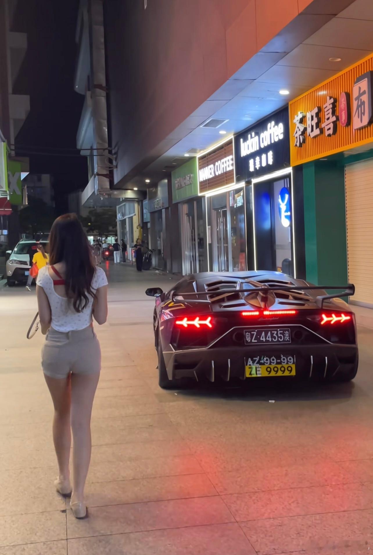 车开得还不如妹子走得快…[笑cry] ​​​