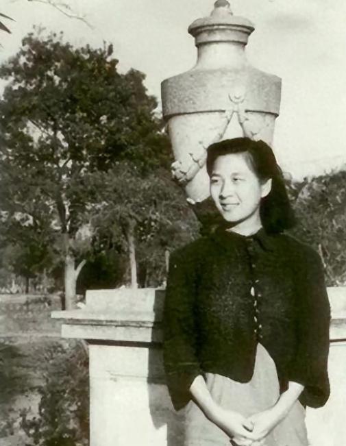 1957年，美国海关拦下一40岁中国女人，强行打开行李，收走了包内6800美金后