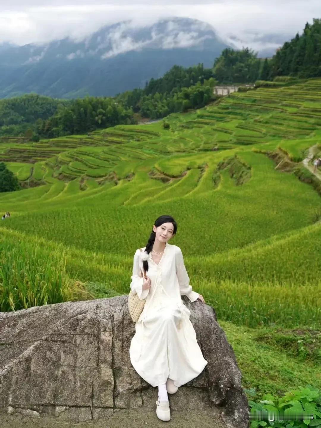 《蝶恋花·云和梯田》
（原创首发）陋室听秋/文
 
翠岭千层波涌处。云影天光，倒