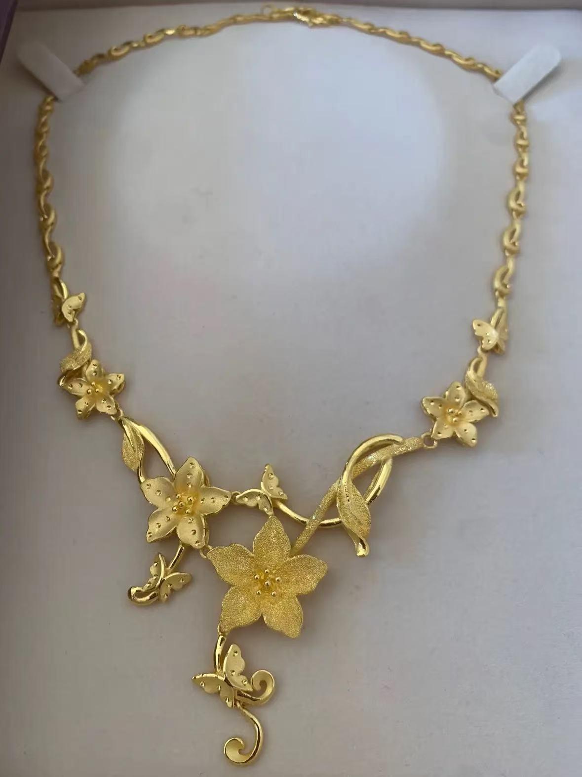 昨晚你还在纠结要不要下单，今早一睁眼，周生生那条“生生有喜”四叶草黄金项链直接飙