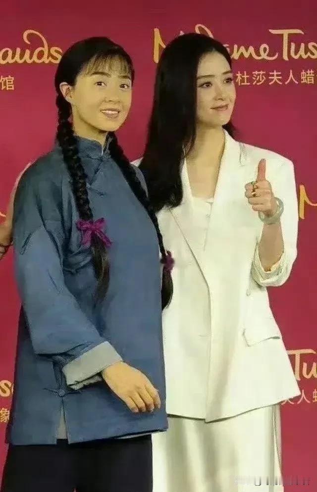 蒋欣的蜡像为什么这么接地气，这是《老农》里面的角色吧。看着蒋欣的表情，感觉也有点