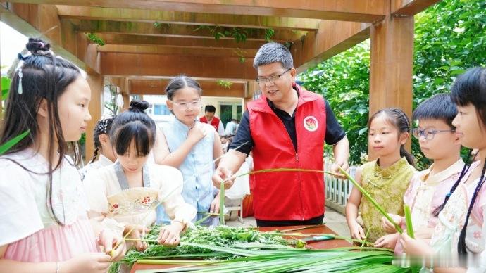 台州小学生手搓版端午安康温岭滨海镇中心小学这场沉浸式端午活动氛围感拉满！童心揉出